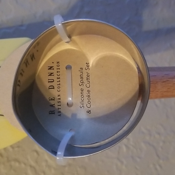 Rae Dunn Easter Spatula set - Picture 4 of 5